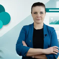 Kobieta w niebieskiej marynarce, logo SharePoint i grafika interfejsu. Dowiedz się, jak korzystać z SharePoint za darmo!