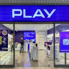 Sklep Play oferuje darmowy internet i smartfony 5G do 50% taniej.