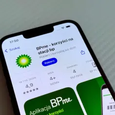 Aplikacja BPme na telefonie, gotowa do pobrania. Korzystaj z benefitów na stacji bp!