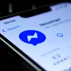 Ekran telefonu z ikoną Messengera. Dowiedz się, jak założyć Messengera i zacząć rozmawiać.