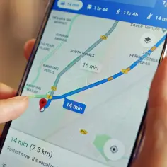 Palec wskazuje trasę na mapie Google. Dowiedz się, jak zrobić pinezkę w Google Maps, by oznaczyć ważne miejsca.