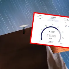 Starlink z prędkością pobierania 171 Mb/s. Antena satelitarna na dachu nocą, na tle rozgwieżdżonego nieba.