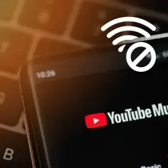 Telefon z aplikacją YouTube Music na ekranie, symbol braku połączenia z siecią. Brak możliwości yt music download.