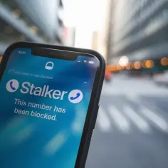 Telefon pokazuje komunikat "Stalker. This number has been blocked." - dowiedz się, jak zablokować numer.