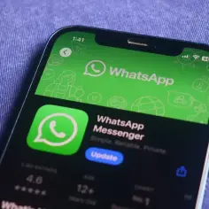 Ekran telefonu z ikoną WhatsApp i przyciskiem "Update". Gotowy do pobrania lub aktualizacji, aby rozpocząć whatsapp instalacja.