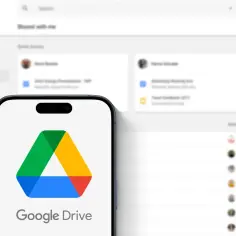 Telefon z logo Google Drive na ekranie, w tle interfejs usługi. Sprawdź google drive ceny i możliwości.