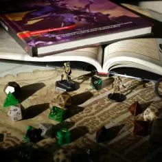Księga D&D, kostki i figurki na mapie miasta tworzą scenę do epickiej przygody w stylu dungeon crawler.