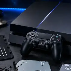 Konsola PS4 i kontroler, gotowe do akcji, gdy wyszło PS4. Obok narzędzia i dysk twardy.
