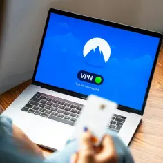 Osoba korzysta z laptopa z aktywnym połączeniem NordVPN. Sprawdza nord vpn cena, by zapewnić sobie bezpieczeństwo online.