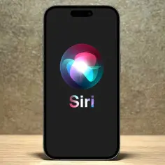 Telefon z włączoną Siri po polsku. Kolorowe logo i napis "Siri" na czarnym tle.