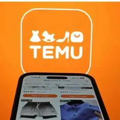 Jak kupować na Temu? Na ekranie telefonu widać aplikację z ofertami ubrań i akcesoriów.