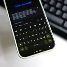 Na ekranie telefonu widać klawiaturę Gboard, na której wpisano "Cześć, Krzysztof". Pytanie "gboard co to" może dotyczyć tej wirtualnej klawiatury.