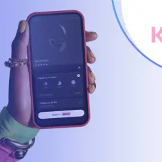 Dłoń trzyma telefon z aplikacją Klarna, pokazującą opcje płatności za słuchawki. Czy Klarna jest bezpieczna? Tak, to popularny sposób na zakupy.