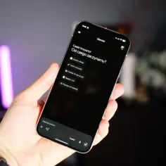 Dłoń trzyma smartfon z otwartą aplikacją Gemini, która wita użytkownika i oferuje opcje: utwórz obraz, twórz muzykę, pomóż mi się uczyć, napisz coś, popraw mi nastrój.