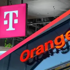 Logo T-Mobile i Orange, dwóch gigantów telekomunikacji polskiej, na tle nowoczesnej architektury.