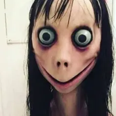 Przerażająca postać z czarnymi włosami i wielkimi oczami, znana z **momo challenge**.