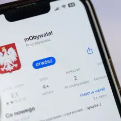 Aplikacja mObywatel na telefonie, z polskim godłem. Można tu znaleźć cyfrową legitymację studencką.
