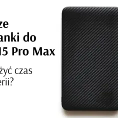 Czarny powerbank z włókna węglowego i kabel USB na białym tle.