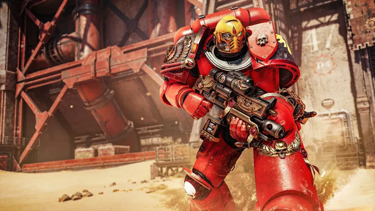 Czerwony space marine z karabinem w dłoniach, gotowy do walki na piaszczystym terenie.