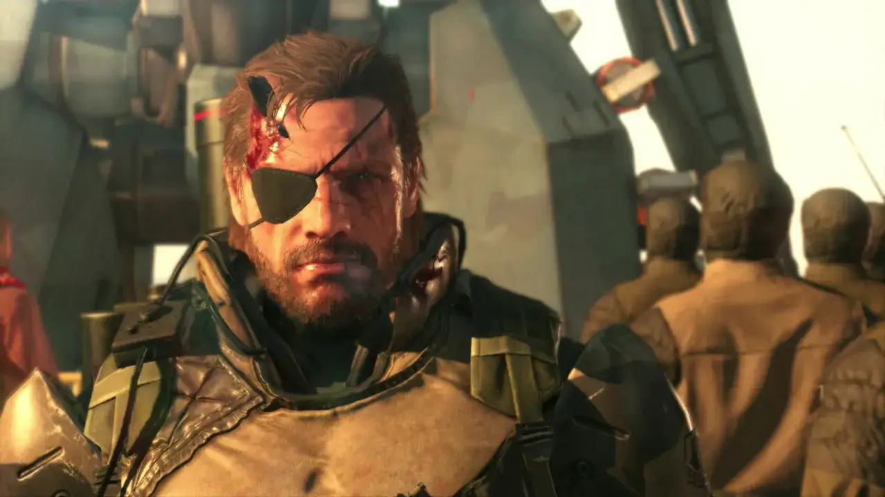Big Boss z mgs, z opaską na oku i raną na czole, stoi przed grupą żołnierzy.