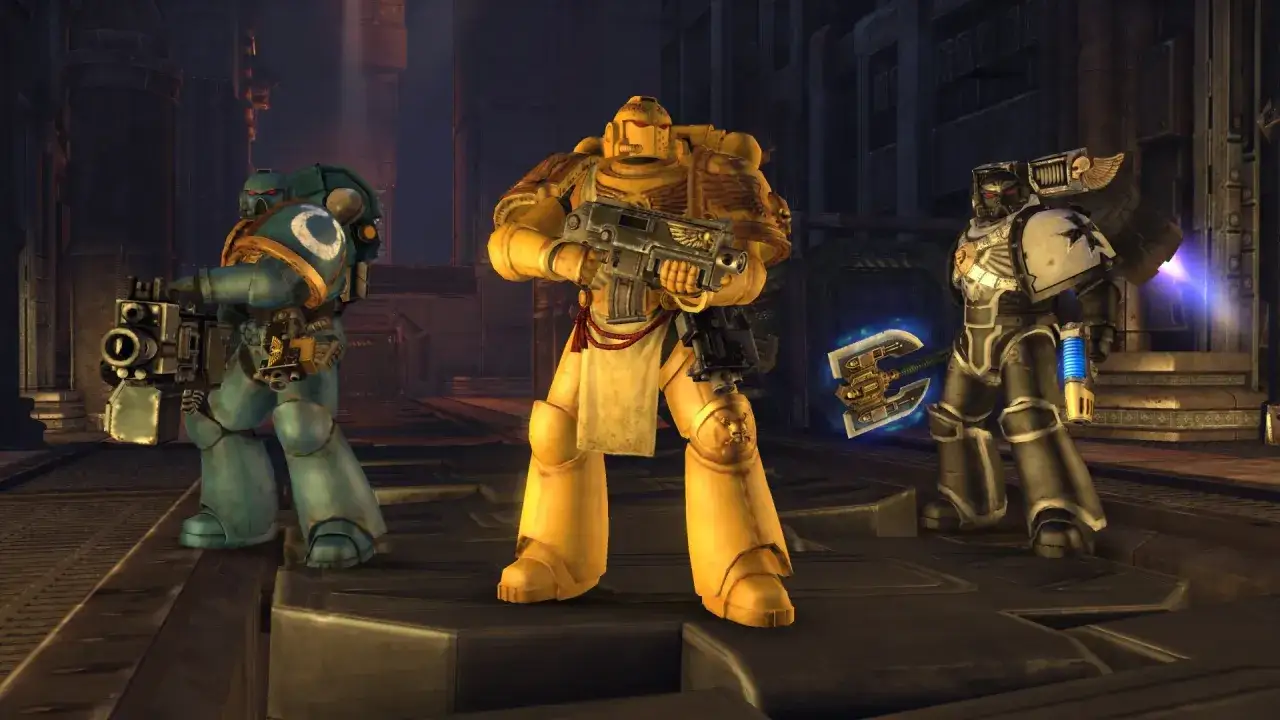 Trzech space marine w zbrojach: jeden w niebieskiej, drugi w żółtej, a trzeci w czarno-białej, gotowi do walki.