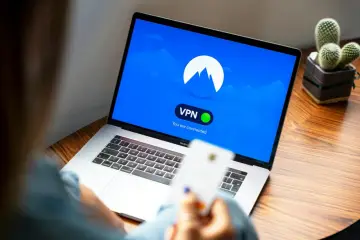 Osoba korzysta z laptopa z aktywnym połączeniem NordVPN. Sprawdza nord vpn cena, by zapewnić sobie bezpieczeństwo online.