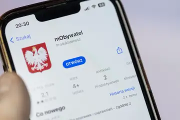 Aplikacja mObywatel na telefonie, z polskim godłem. Można tu znaleźć cyfrową legitymację studencką.