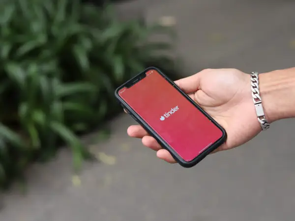 Jak usunąć konto na Tinderze - Jak zrobić to trwale i poprawnie?