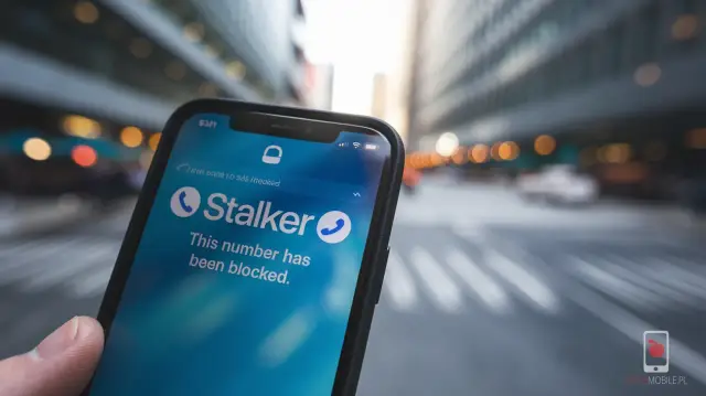 Telefon pokazuje komunikat "Stalker. This number has been blocked." - dowiedz się, jak zablokować numer.