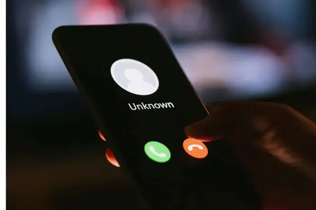 Dłoń odrzuca połączenie od nieznanego numeru. Chcesz wiedzieć, jak zastrzec numer?